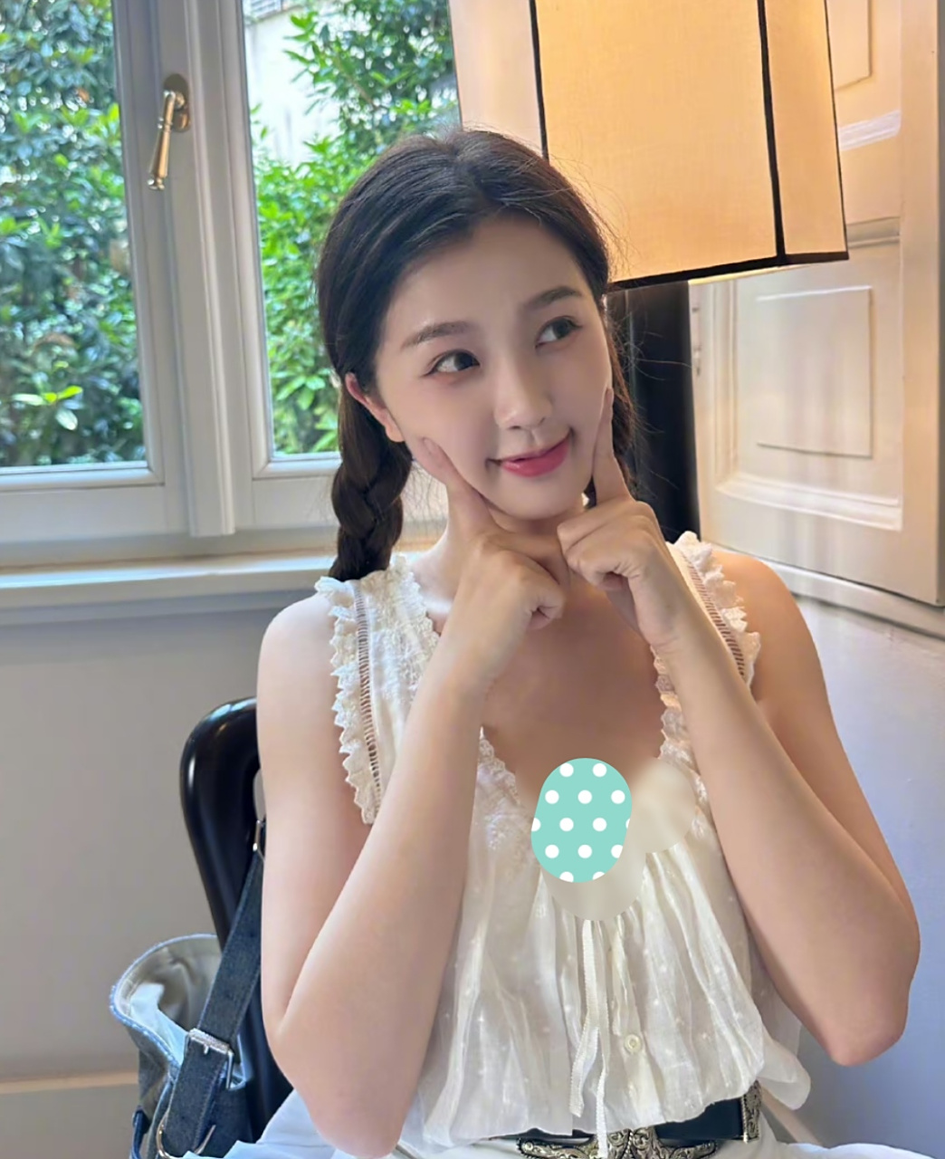 虞书欣现身街头,走路都在嘟嘴,随时展现可爱气质.