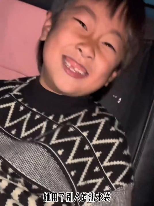 因为同学没用他深夜去买的暖宝宝,所以他哭着笑,笑着哭