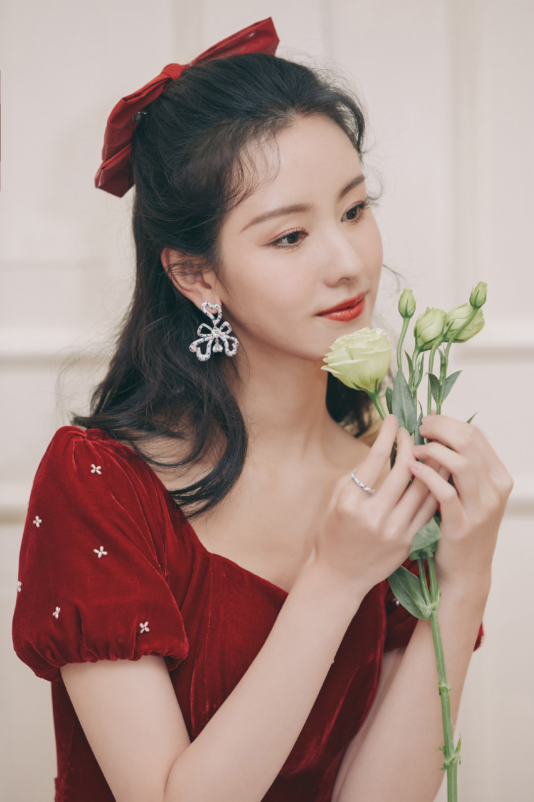 陈都灵穿上红裙子给大家拜个年