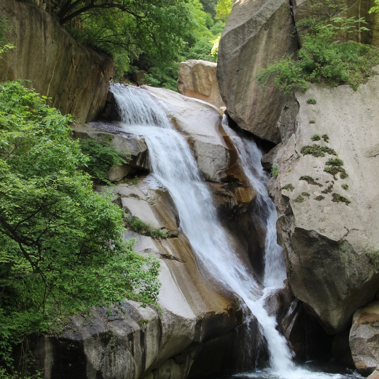 神灵大峡谷是洛阳市洛宁县神灵寨景区的一部分,峡谷以花岗岩为河床,长