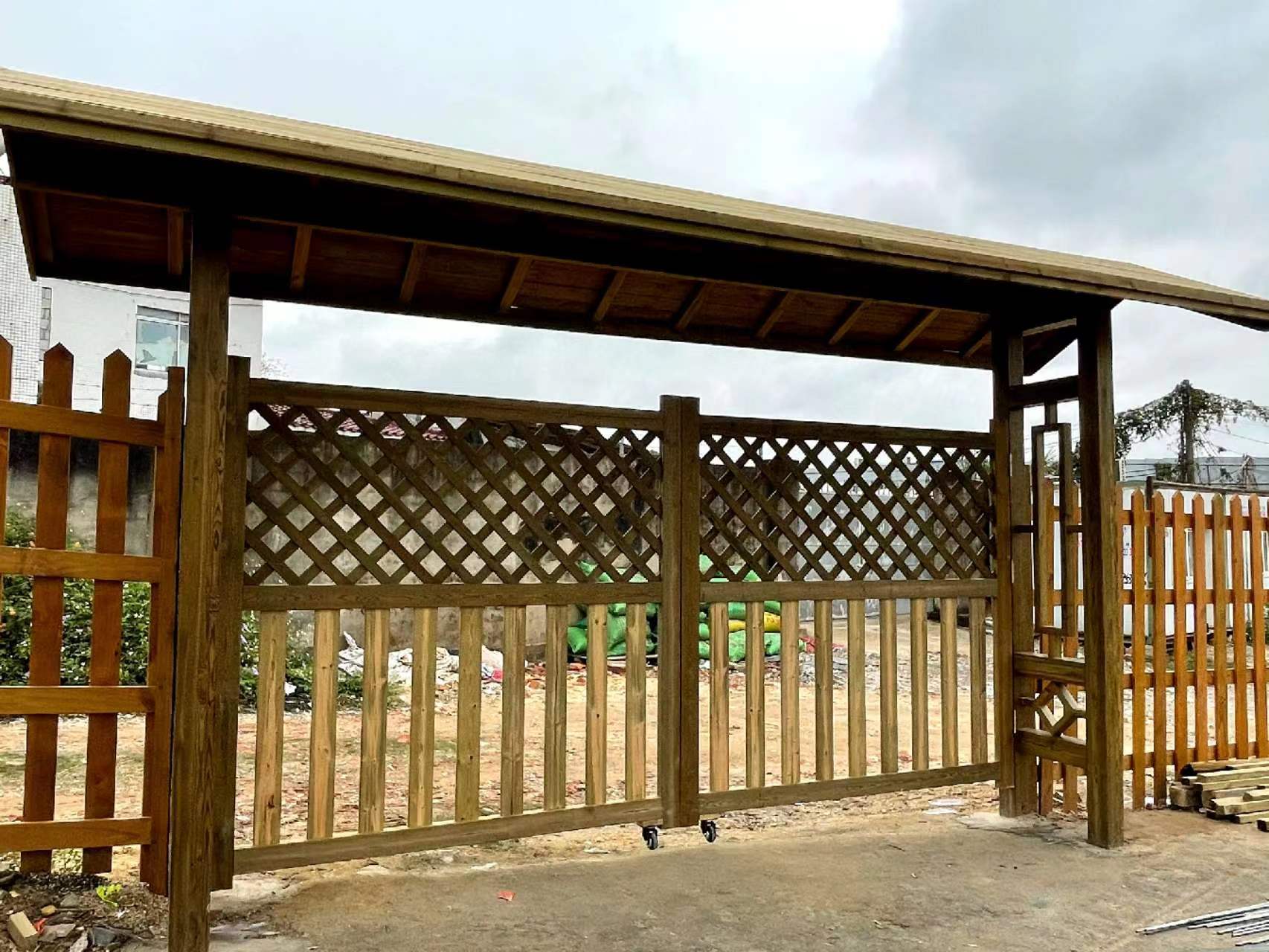 耐用与美观并重:防腐木大门的优势