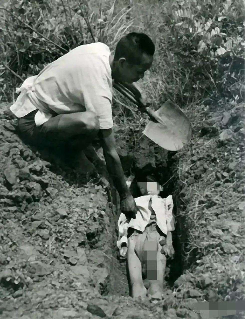 1942年,河南大饥荒期间,一个被饿死的孩子,家人在地上随便挖了一个坑