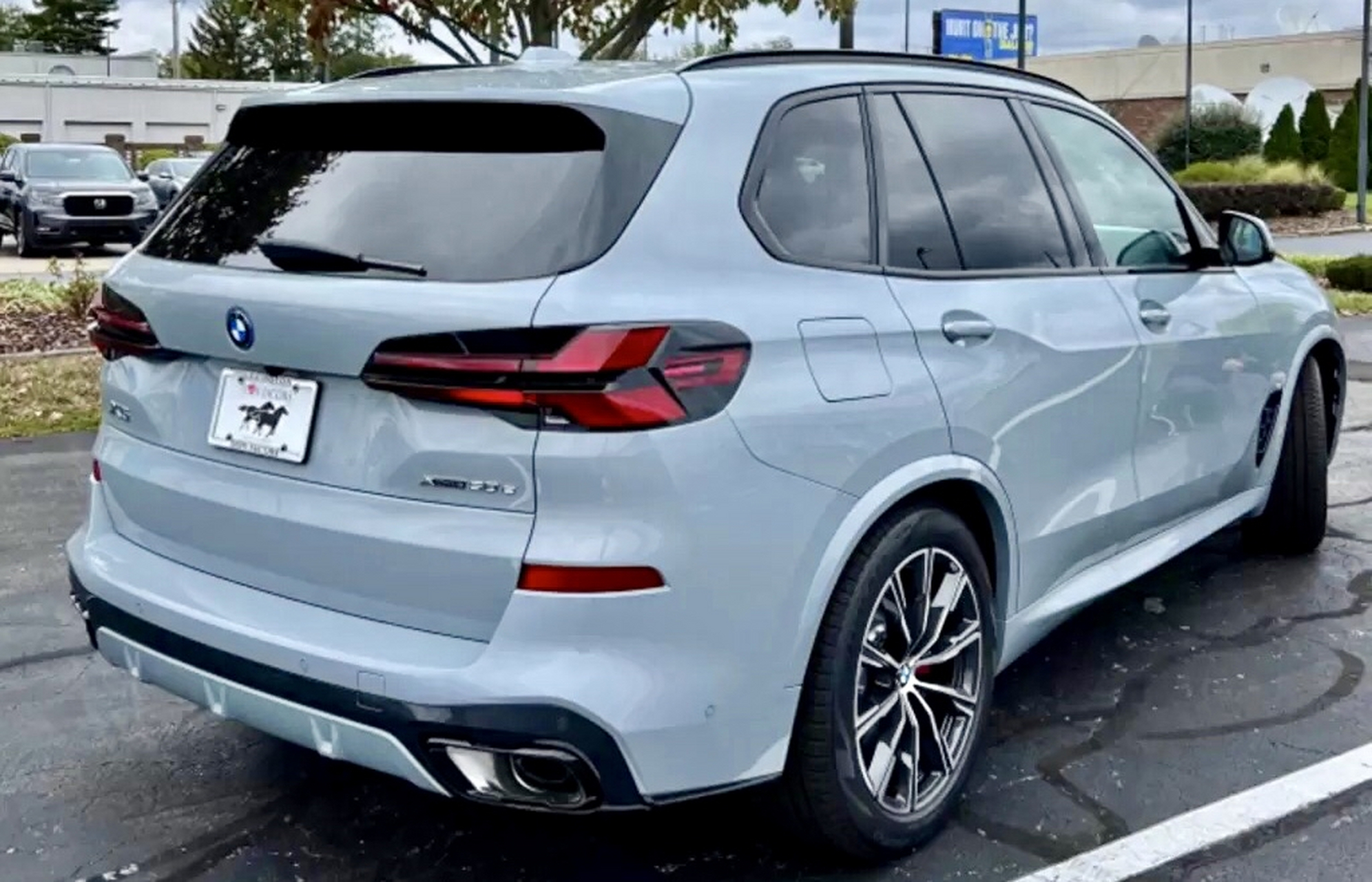 2024款宝马x5室外实车实拍,熏黑大灯加上熏黑前脸,轮毂再熏黑处理就