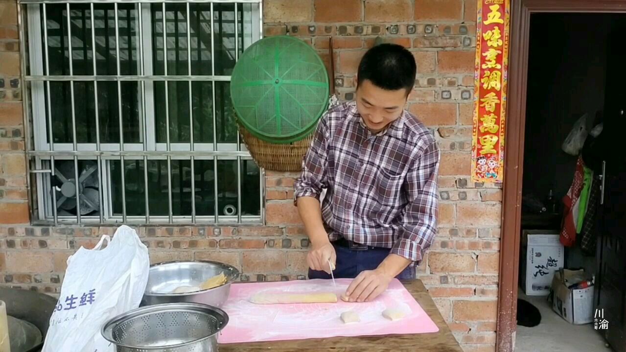 80后农村夫妻和面做红糖馒头,计划第二天早上蒸,结果面团等不及