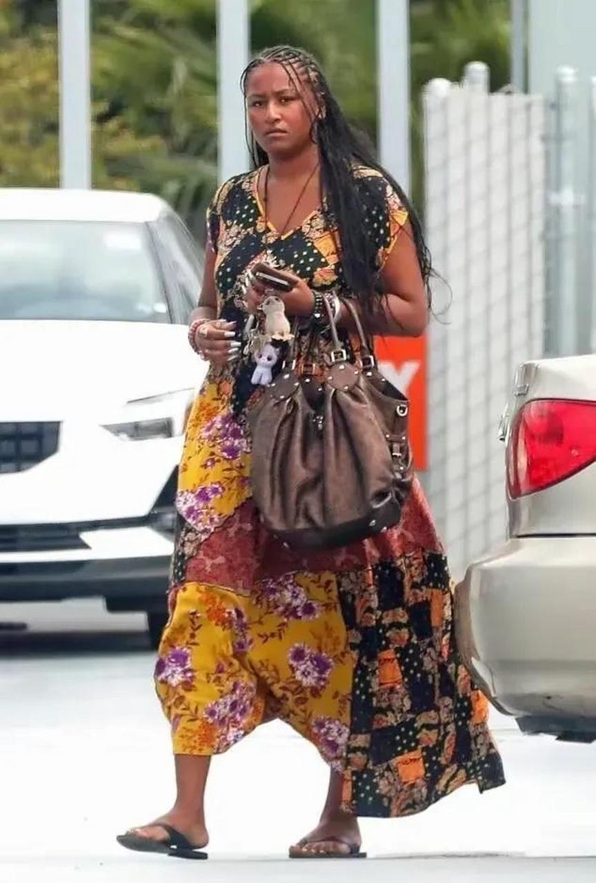奥巴马小女儿萨沙好随性自由,穿着一件五彩斑斓的裙子,两只手上戴着十