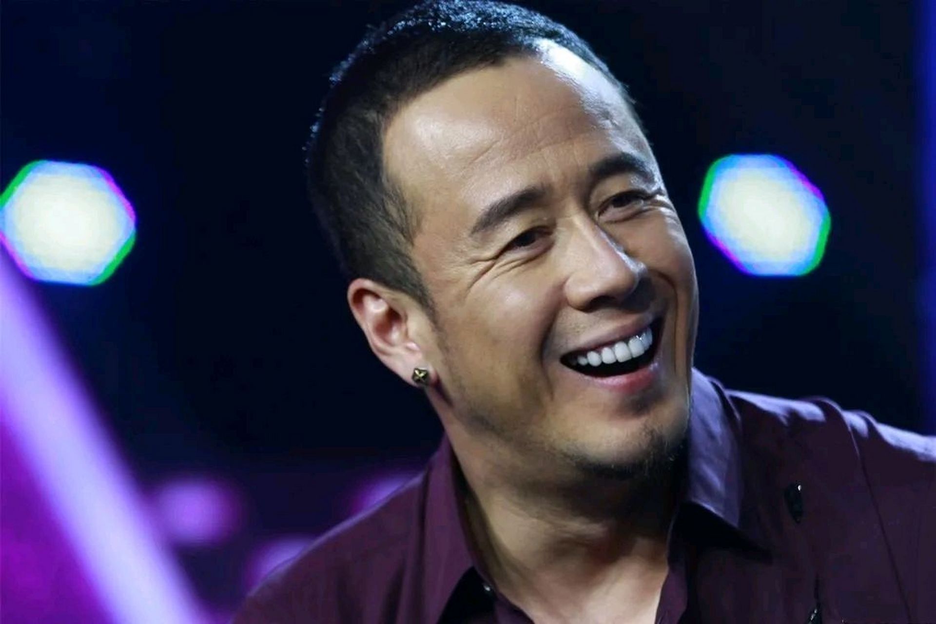 歌星杨坤一直没有结婚,有一次,那英就对着他说:"你看你这也老大不小了