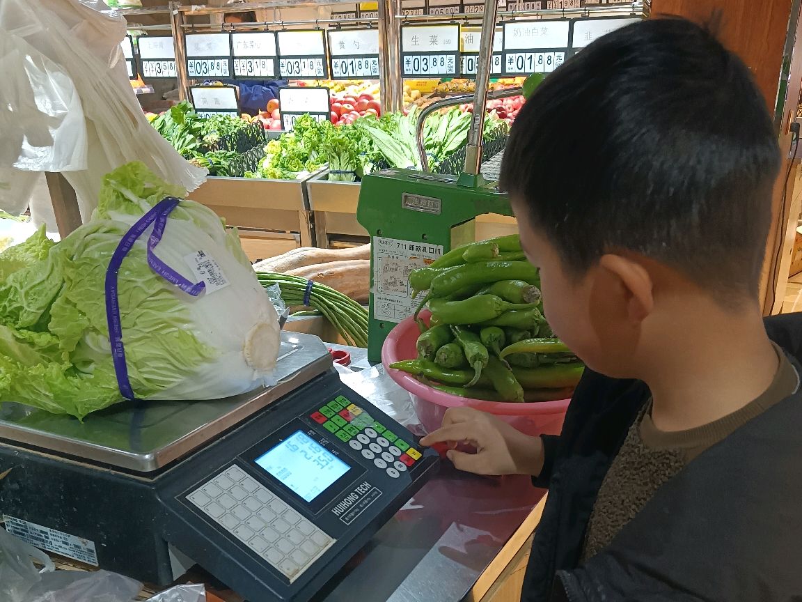 我们在超市买菜时,儿子自己称菜,妈妈为儿子的善于观察深感欣慰