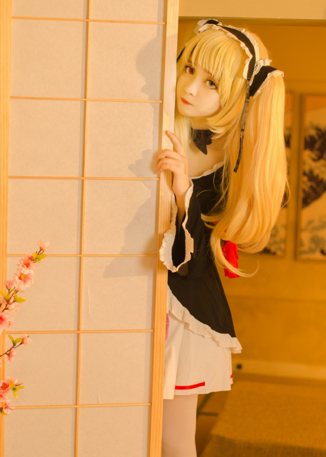 cosplay:双马尾配过膝"黑丝"的金发小萝莉,我能和你一起玩耍吗