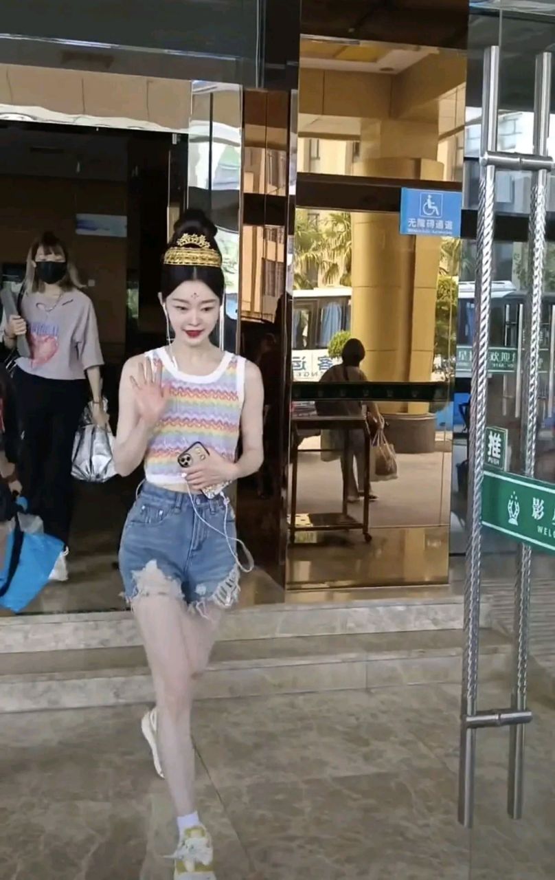 宋轶# 拍《长风渡》的时候,车车经常穿短裤,现在都是牛仔裤.