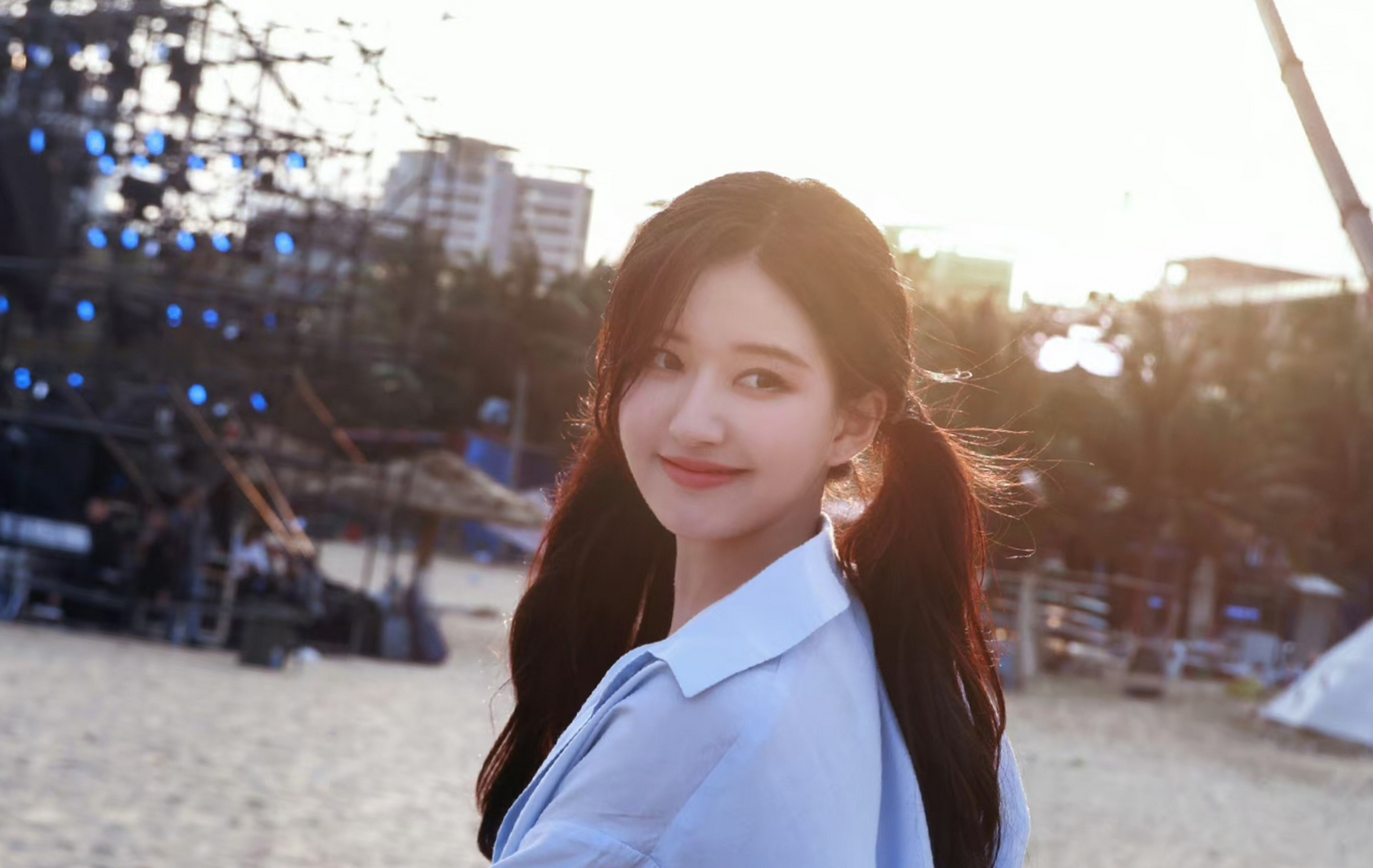 909090[/cp][cp]双马尾好漂亮,看赵露思在三亚的穿撘大方随性