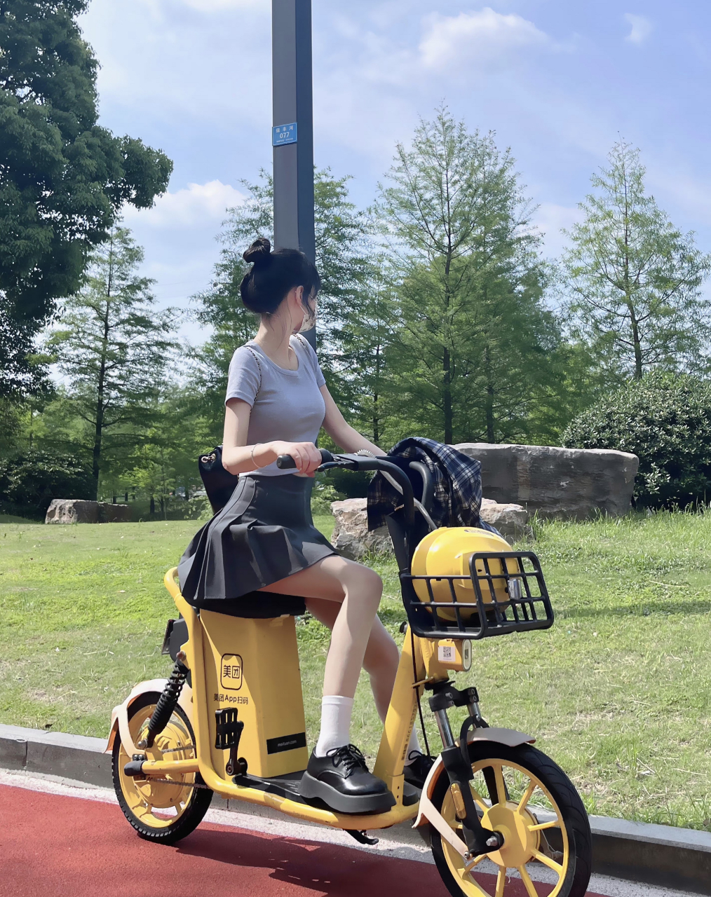 呃,女孩骑电动车犯了一个尴尬的错误,她是不是故意为之?