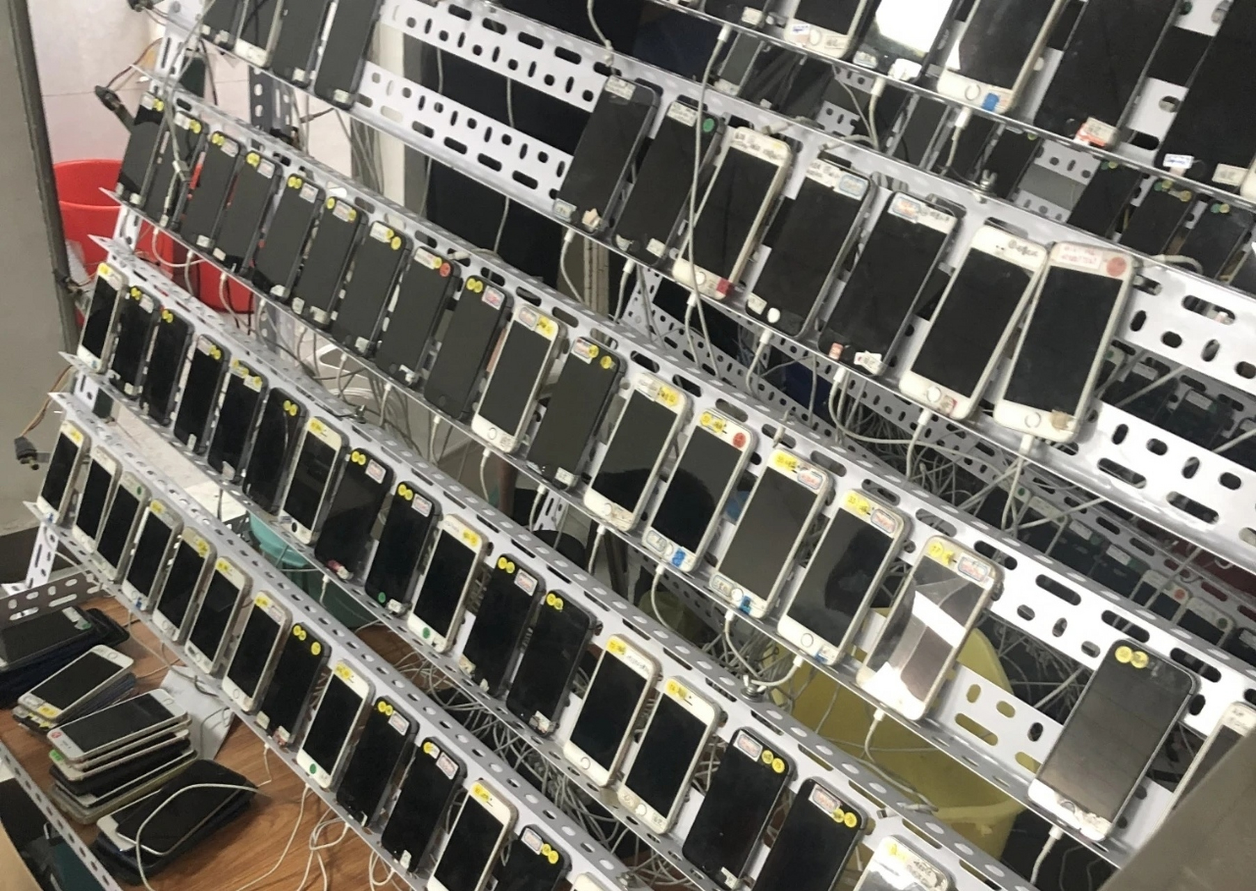 公安部打击网络水军,一个人操作几百台手机,ai自动对话,为了省水电,有