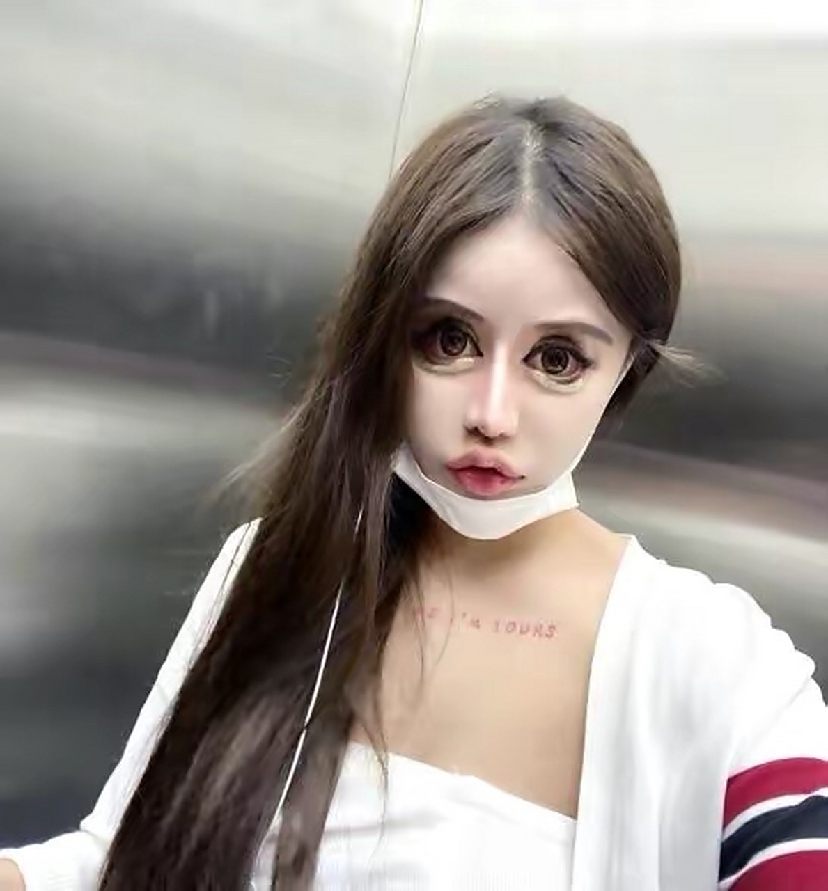 18岁泰国女网红整容整成了葫芦娃中的蛇精.她13岁开始做整形手术