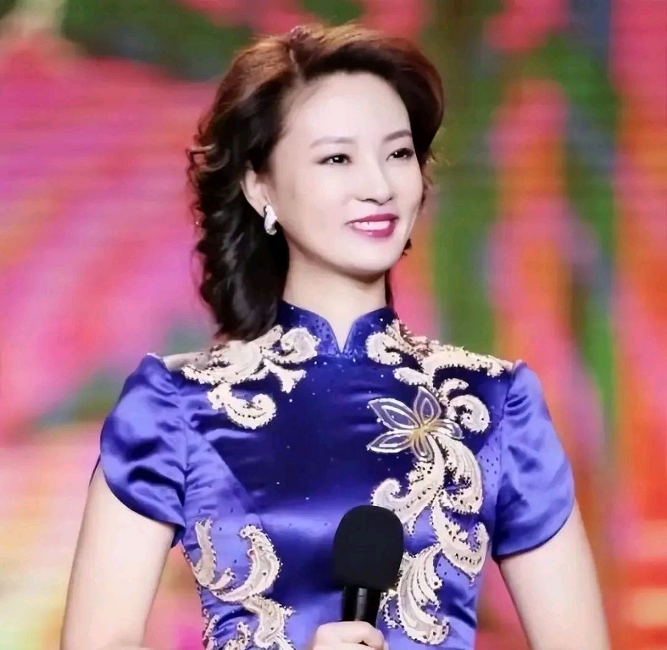 "川大女生张薇"的相关事件越演越烈,引发网友阵阵热议的时候,知名央视