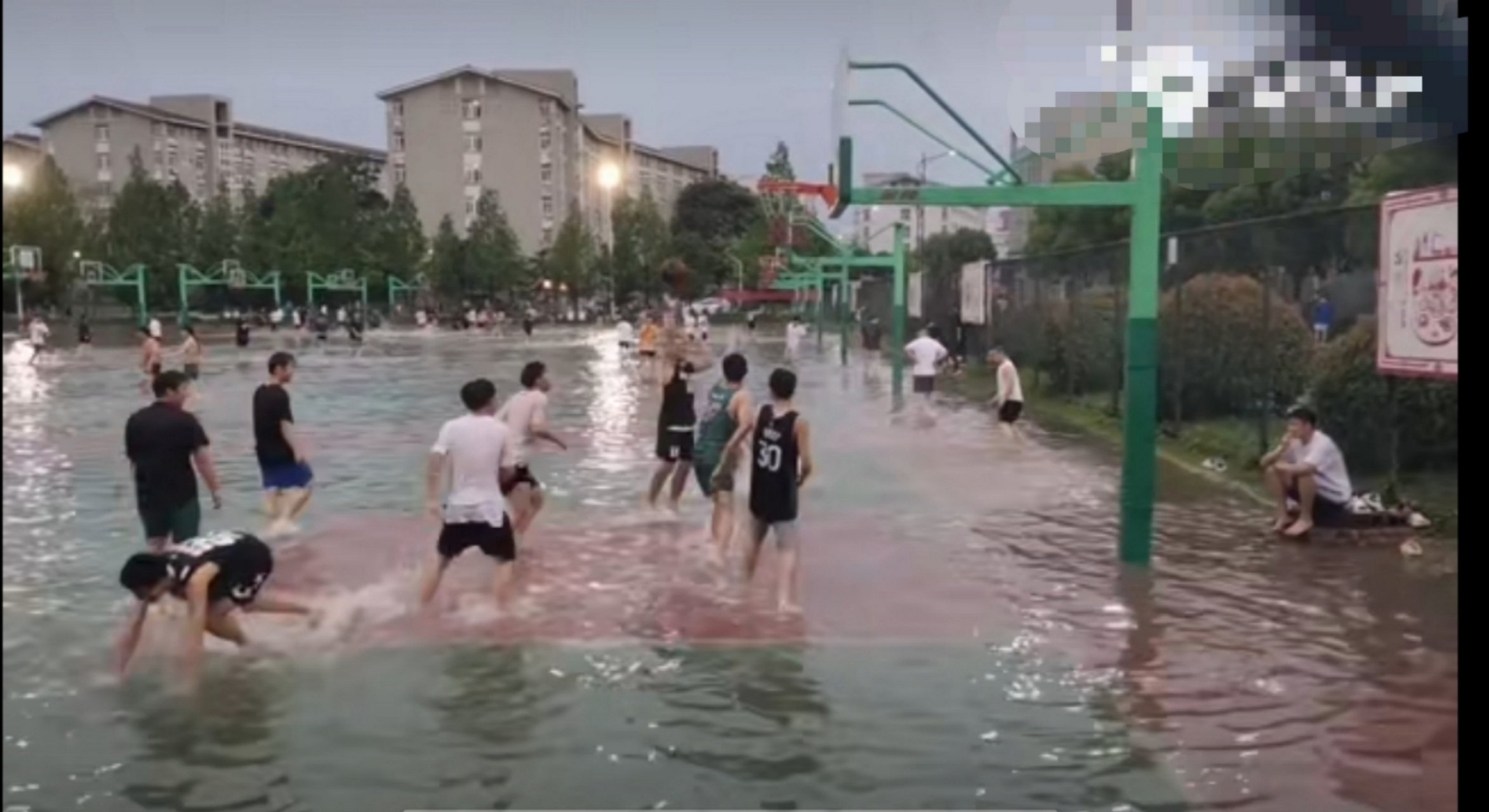 篮球小姐姐下雨图片