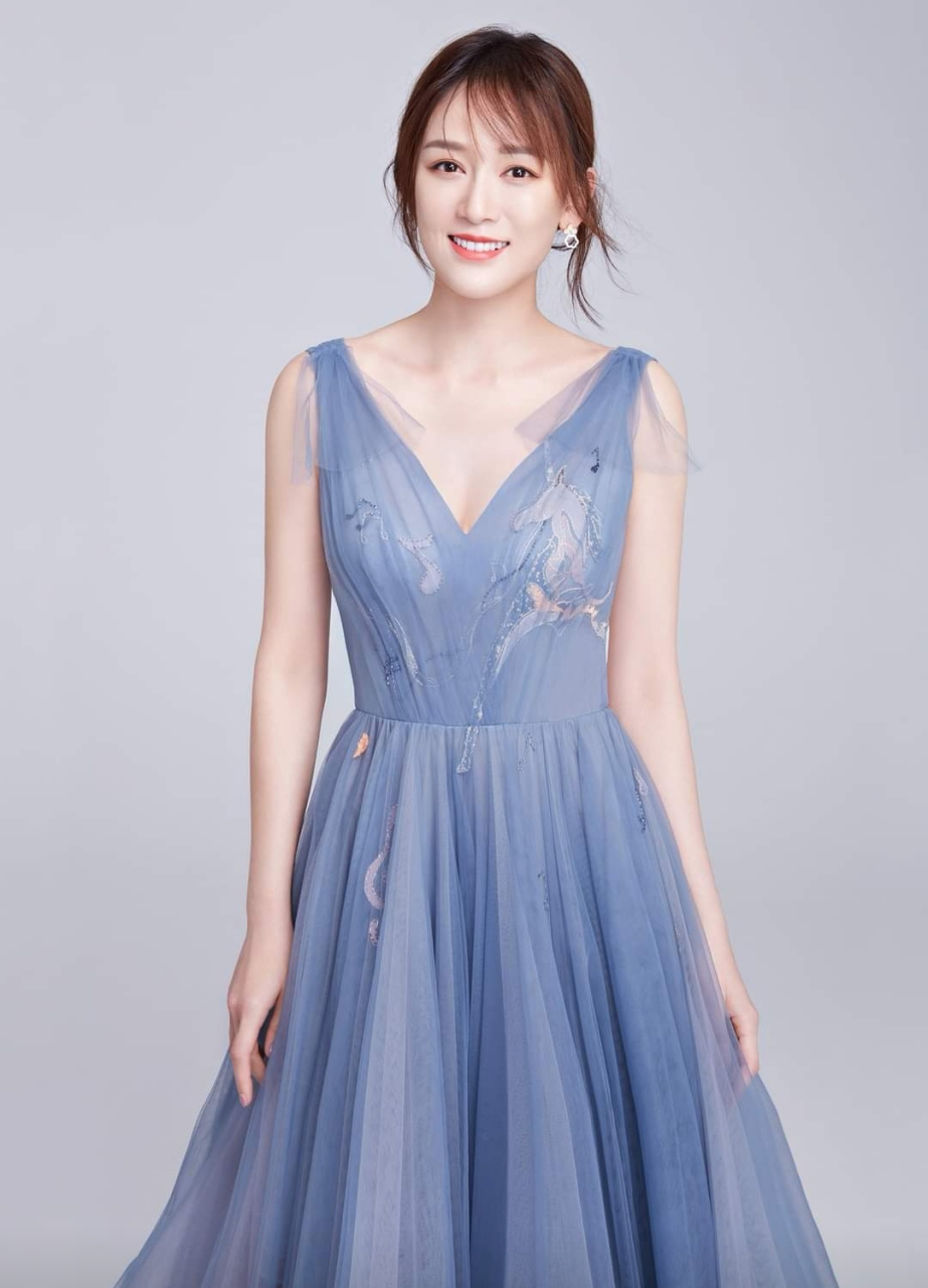 陈乔恩是一位非常出色的演员,她不仅有着出众的演技,还有着非常迷人的