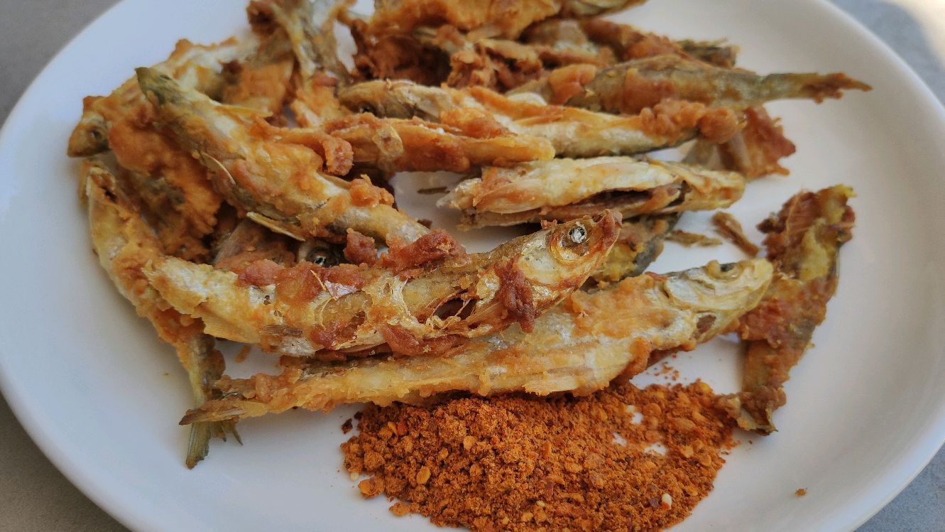 川菜大厨教炸小鱼儿,鱼刺酥脆,两口就能吃一条,让人想念的味道