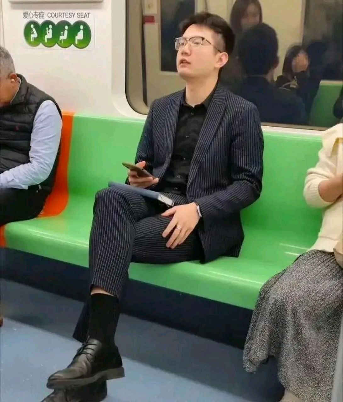 地铁里碰到这种人是精英吗?#我要上热门