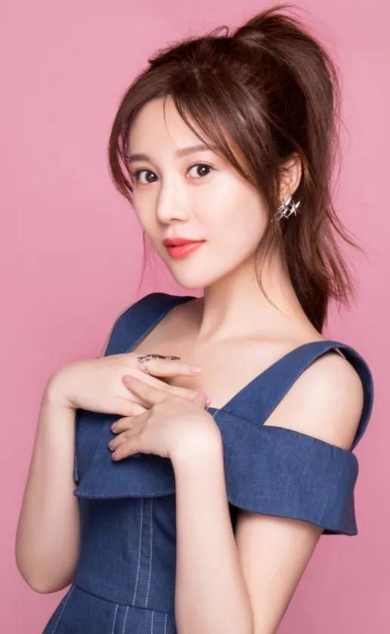 邬靖靖,1991年6月6日出生于浙江省诸暨市,中国内地影视女演员.