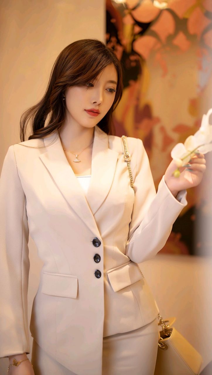 长发女神杨橙橙办公室写真