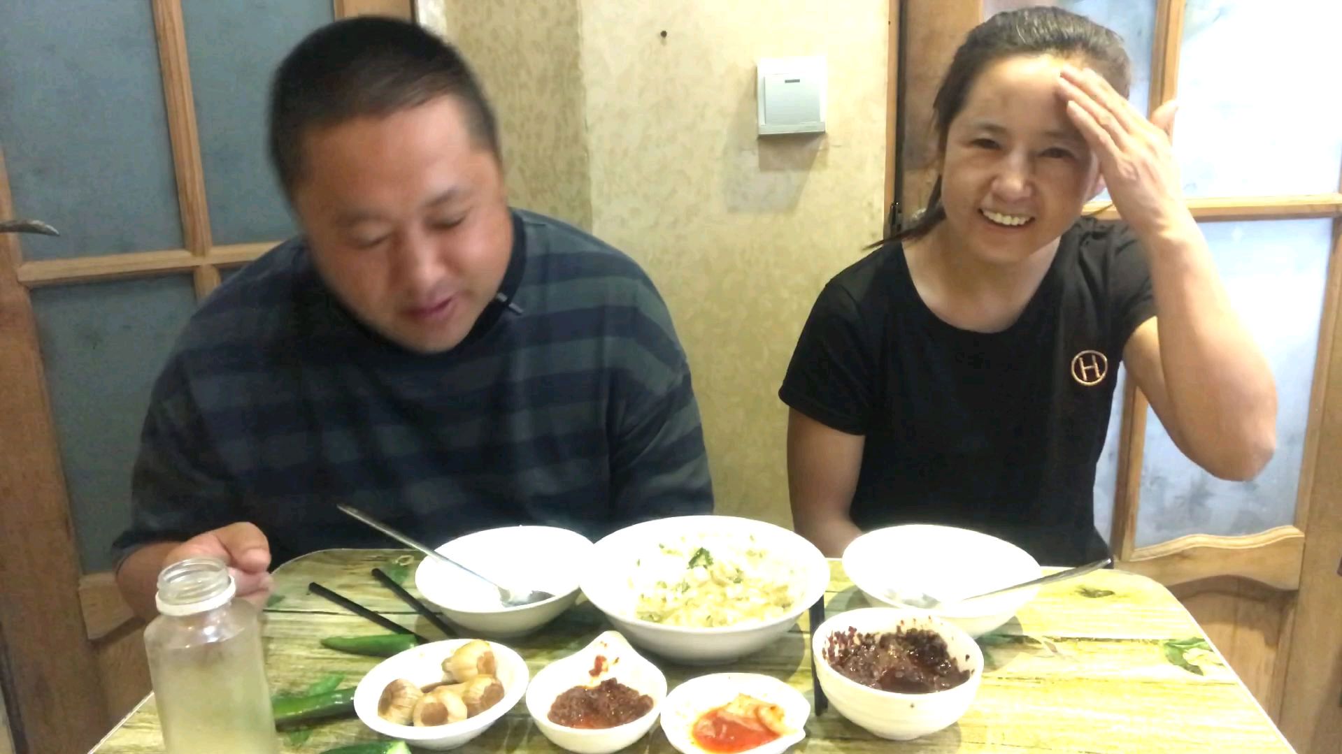 菲大厨做的豆腐酱真下饭,农村大哥越吃越香,农村幸福小饭桌