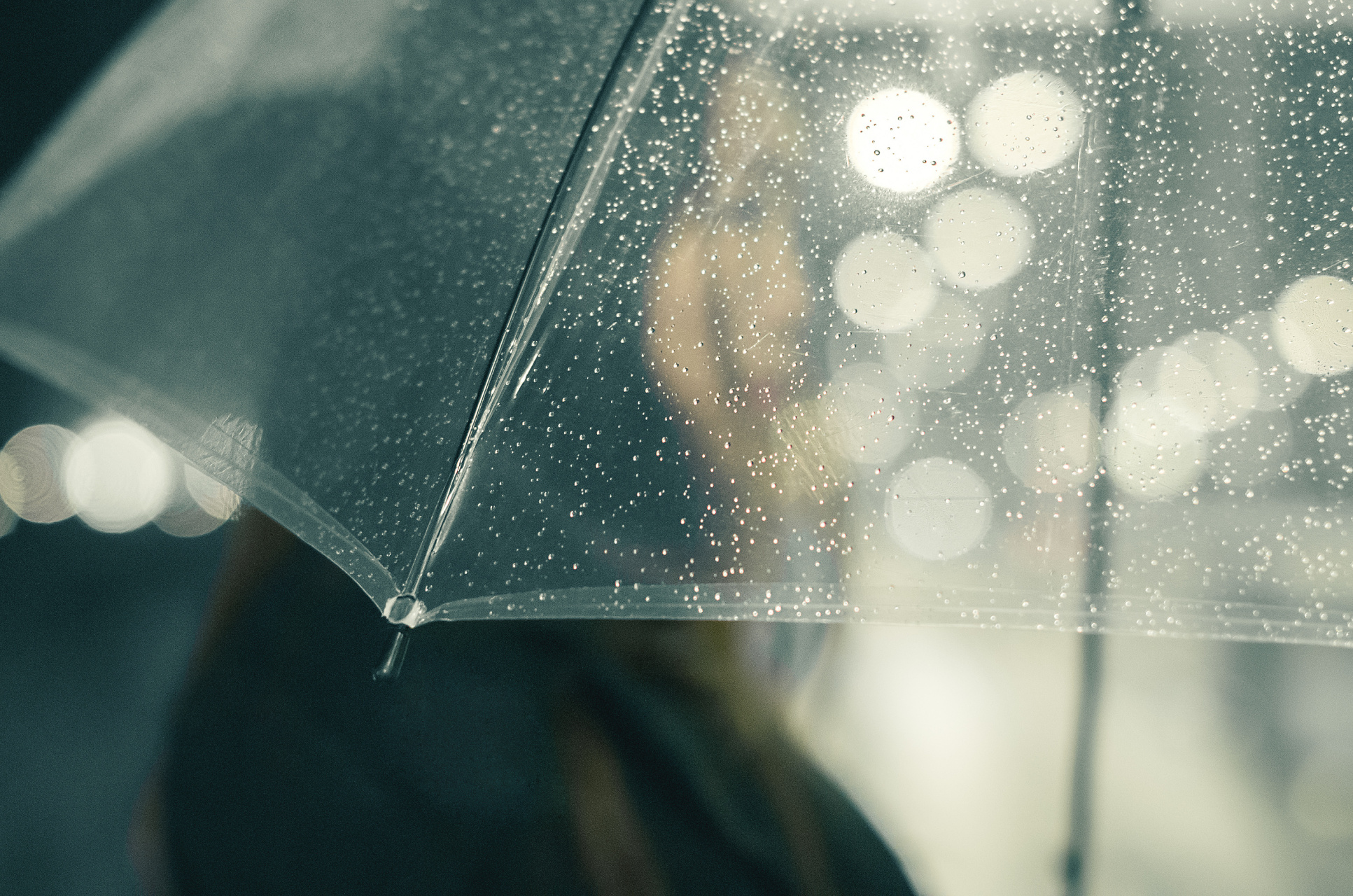 深夜的小雨,是一幅宁静而优美的画面.
