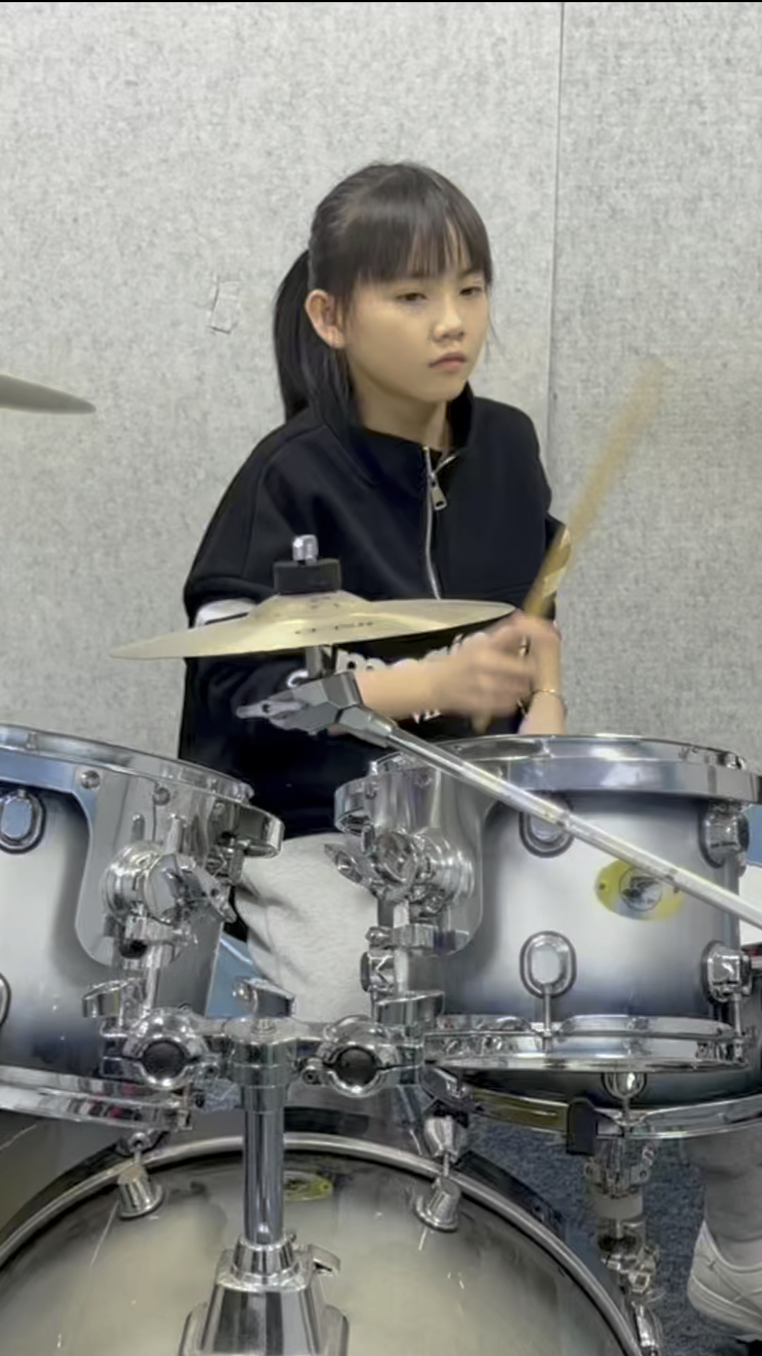 妞妞架子鼓表演动感音乐(逃之夭夭)