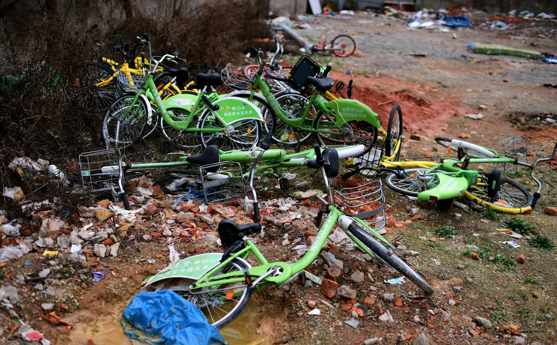 长沙街头的共享单车乱停乱放现象频发!文明城市需要我们共同努力