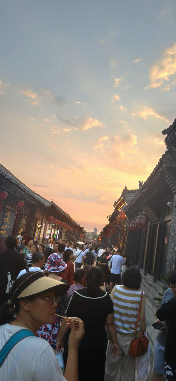 今天从北京乘高铁4小时到达平遥古城,天气很热,还是人山人海,这是第二