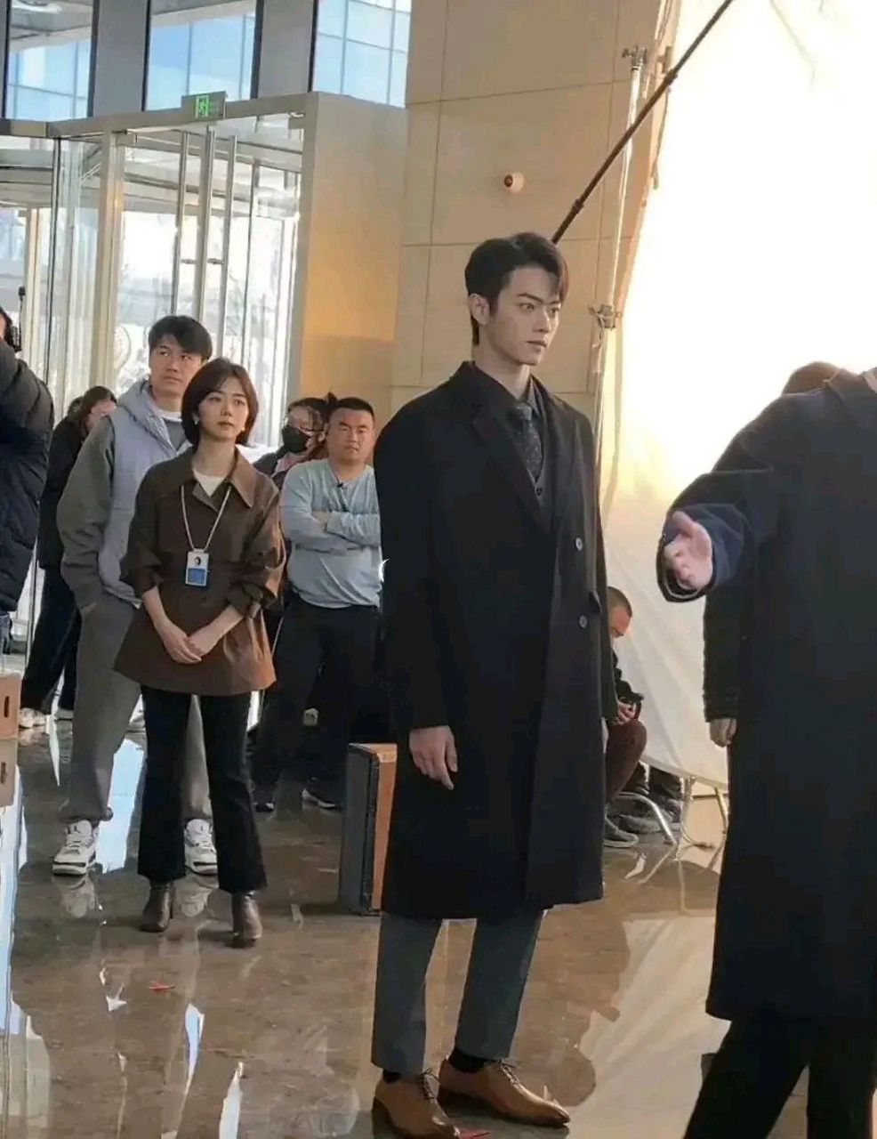 两人在海边漫步剧情看起来很浪漫,但两人身高差比较大,谭松韵穿着