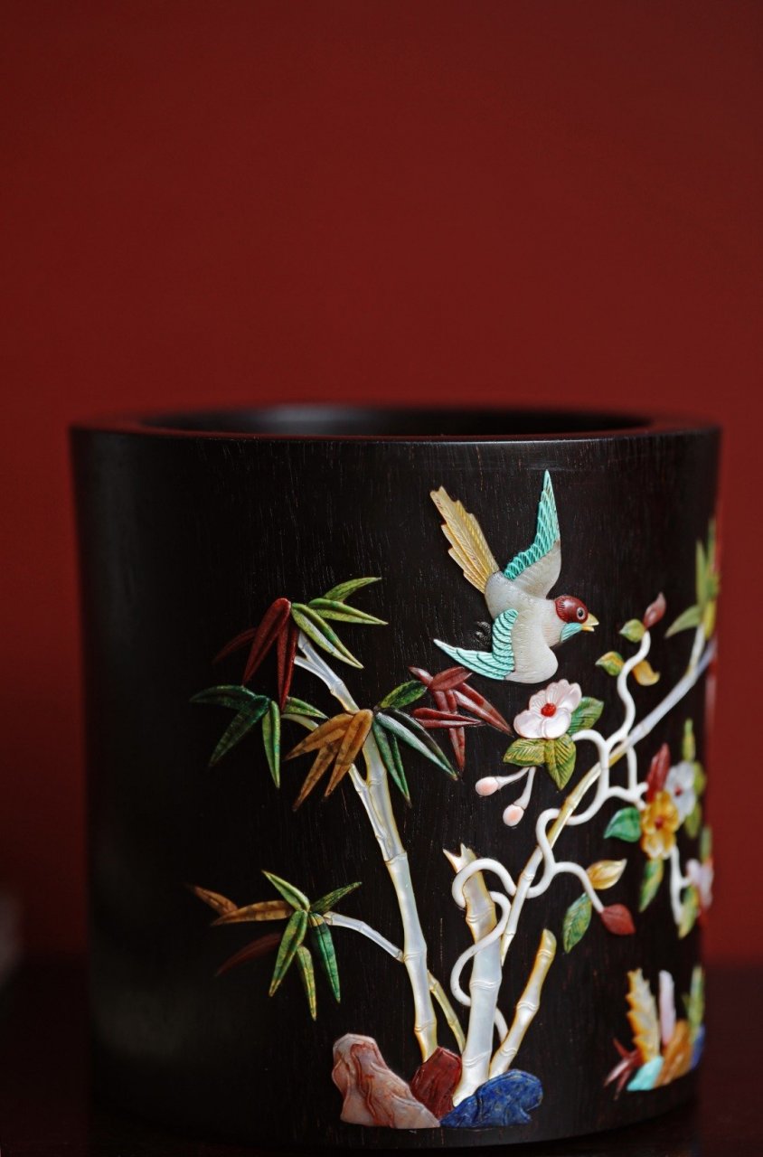 百宝嵌【竹报平安】笔筒  一木整挖,高密多金星; 筒壁百宝作画,画面