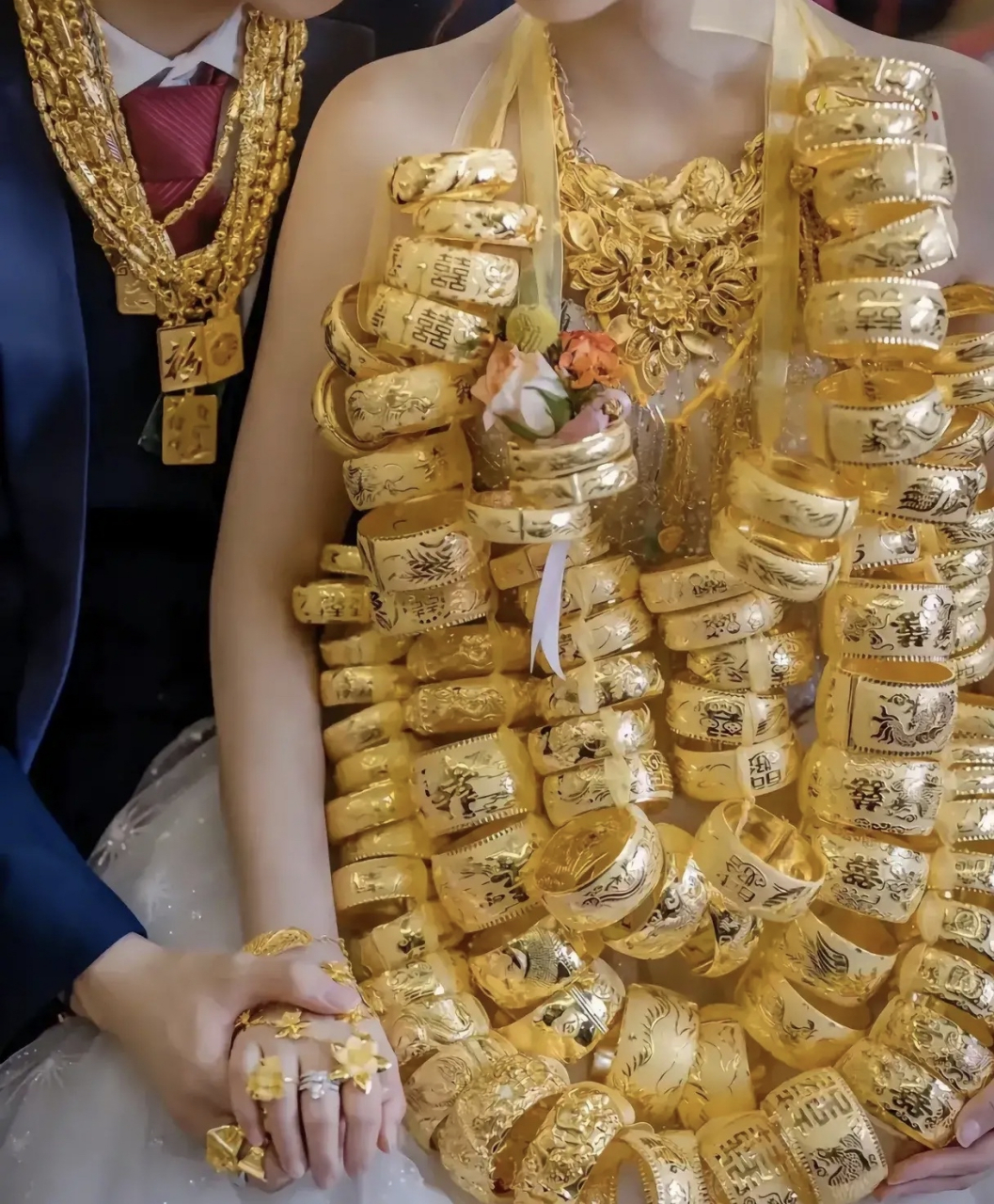 新娘身上戴着这么多的金饰品,少说也有二十斤重以上,如果应酬来宾时