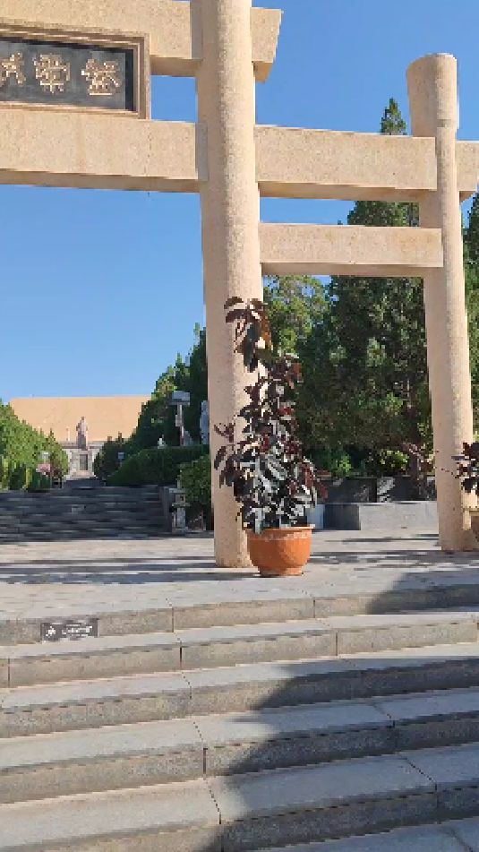 扶风郡平陵县人.东汉时期著名军事家,外交家,史学家班-度小视