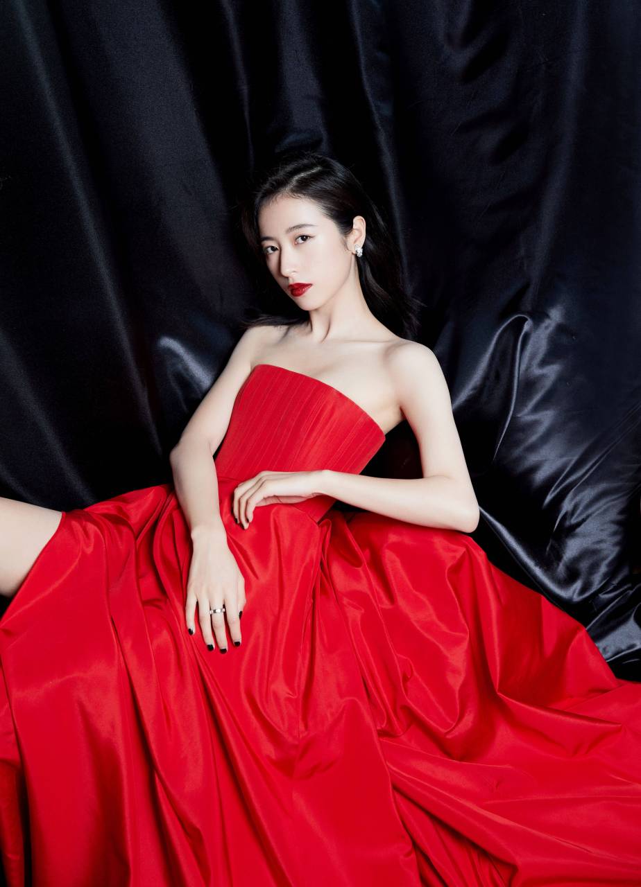 周雨彤气质抹胸红裙写真!#女明星的盛世美颜# #性感美女