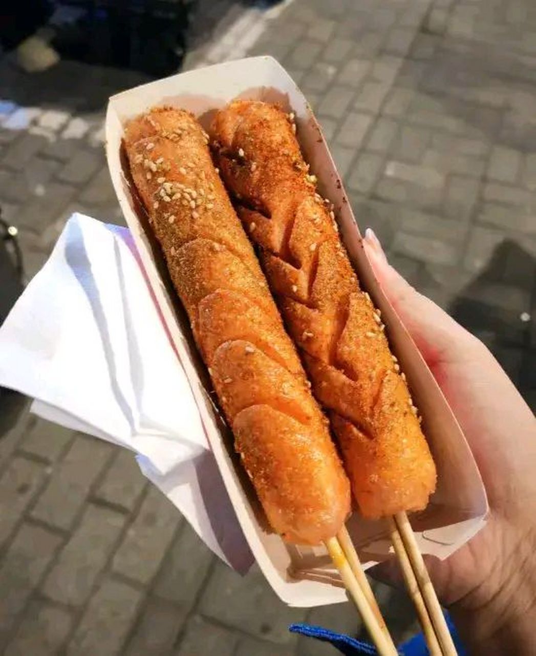 前两天在地铁口遇见的烤肠摊10元3根烤肠,一根4元,买了一根,只给我半