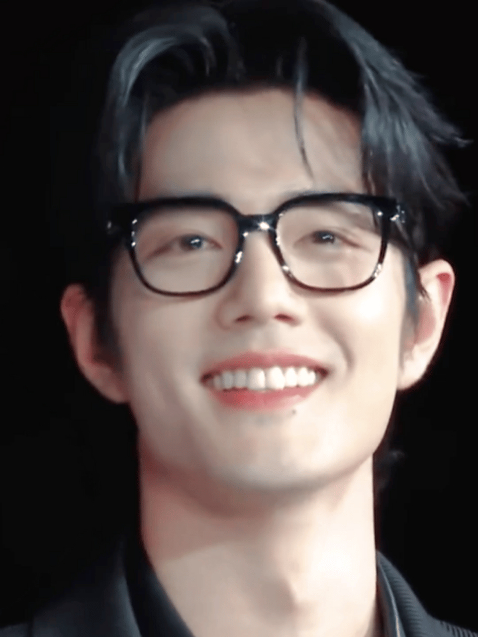 肖战的眯眼笑真的好温暖啊 #肖战