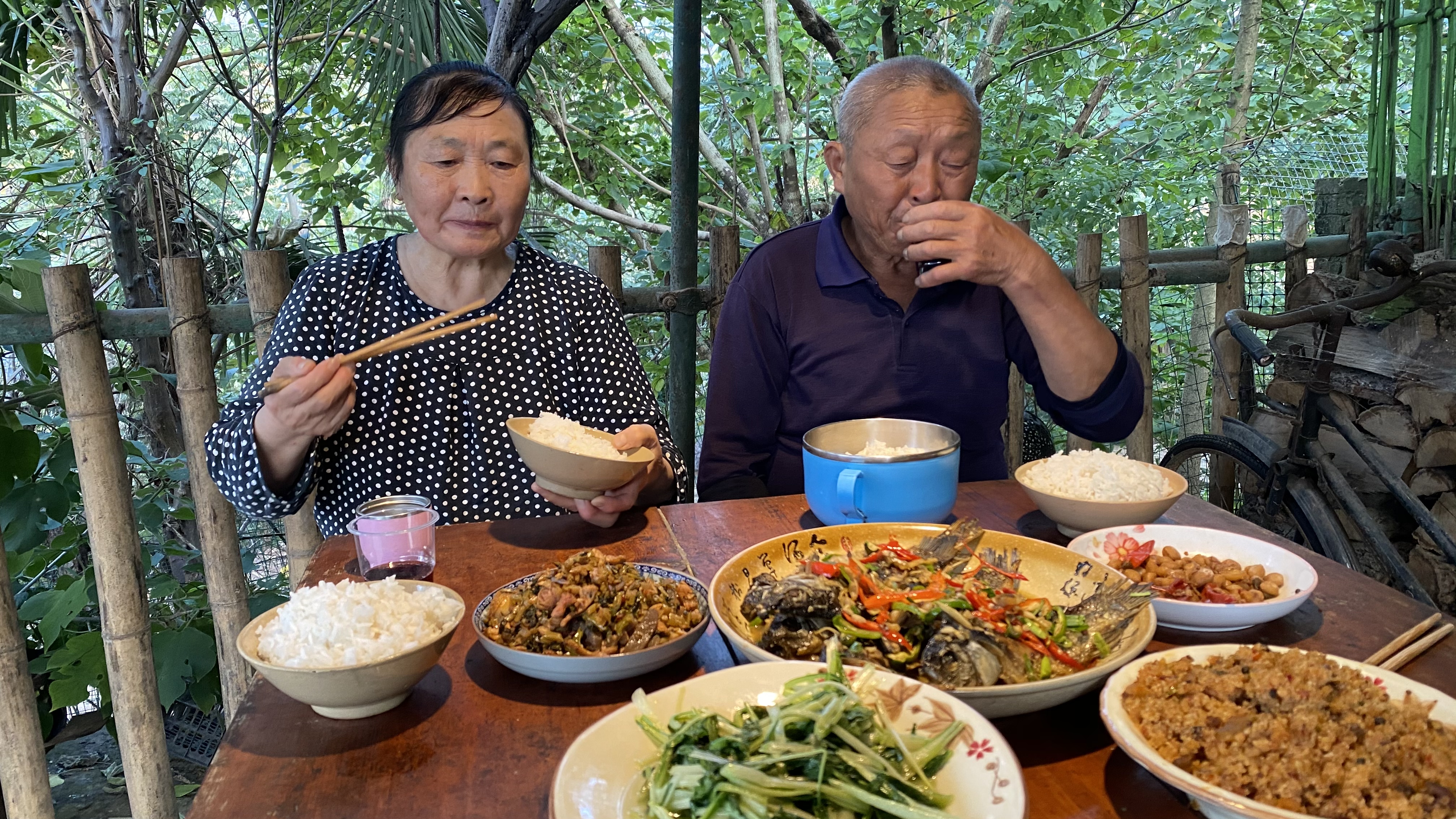大哥下厨做“阳干鲫鱼”，这厨艺才是天花板！