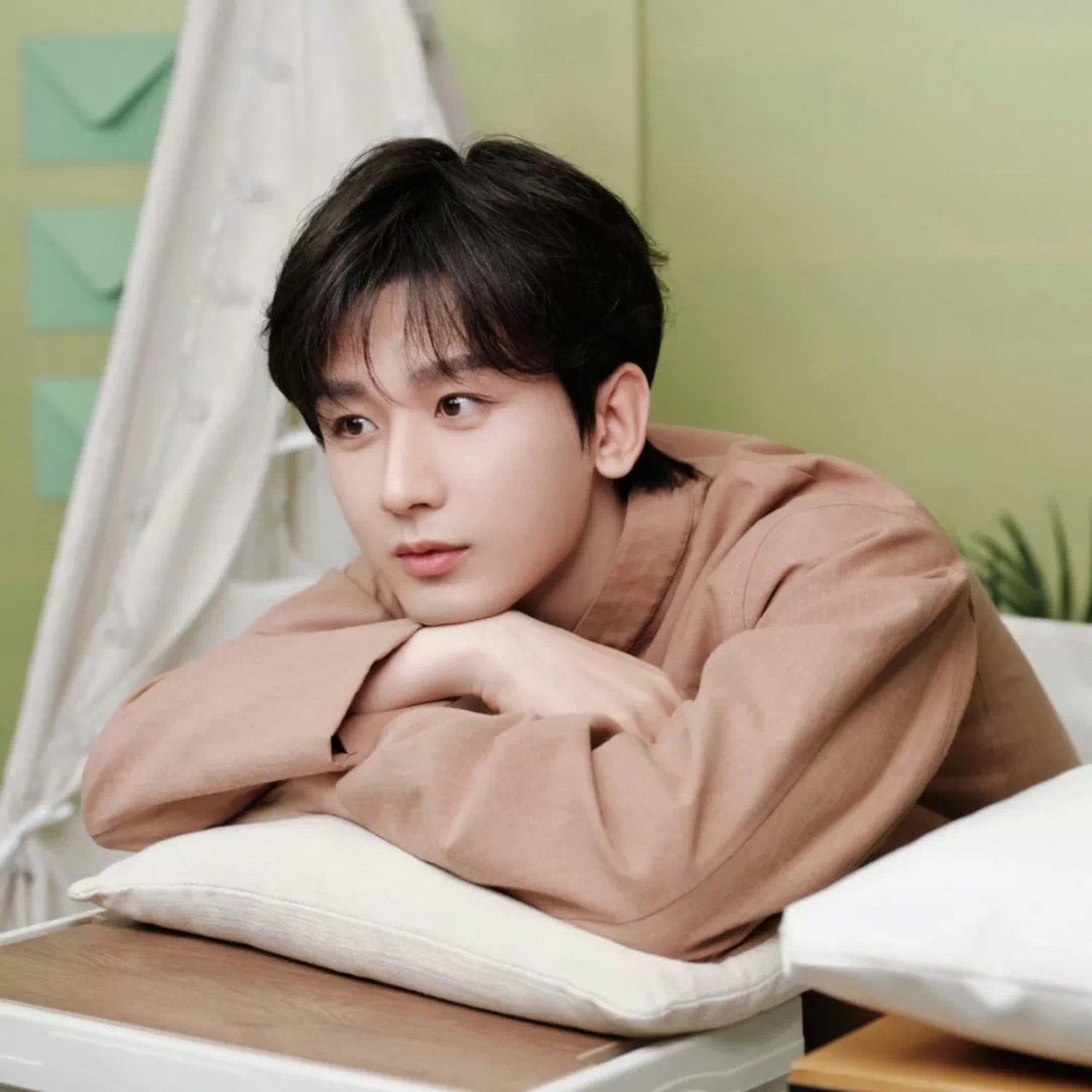 成毅的工作团队里也有家族成员的存在,只不过家里人很少帮忙料理核心