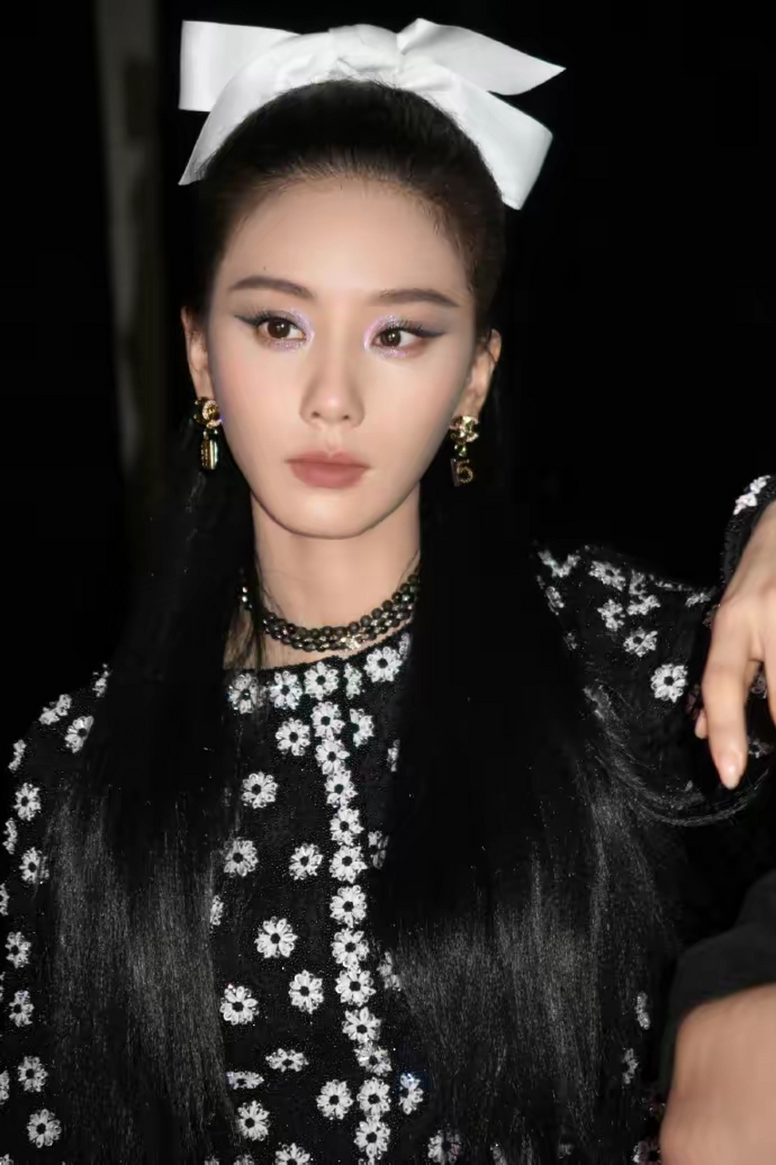 刘诗诗竟然变这样了,大光明扎发戴白色蝴蝶结,眼神不再温柔恬静  16