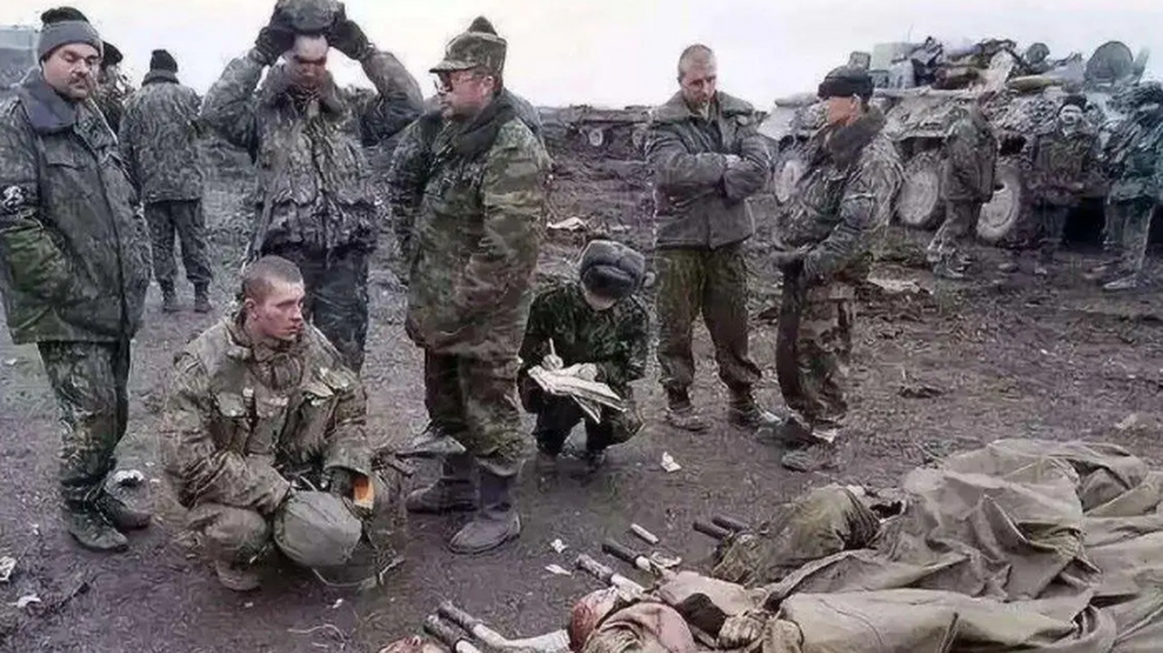 俄乌战场的真实照片,有许多士兵在战场上阵亡无人收尸,有的人在大马路