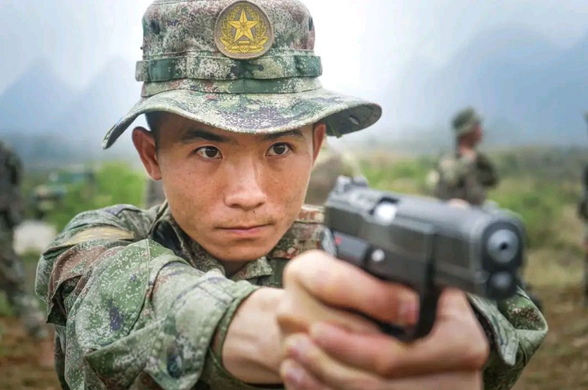 狙击手手枪射击训练,要求出枪,上膛,射击等动作在3