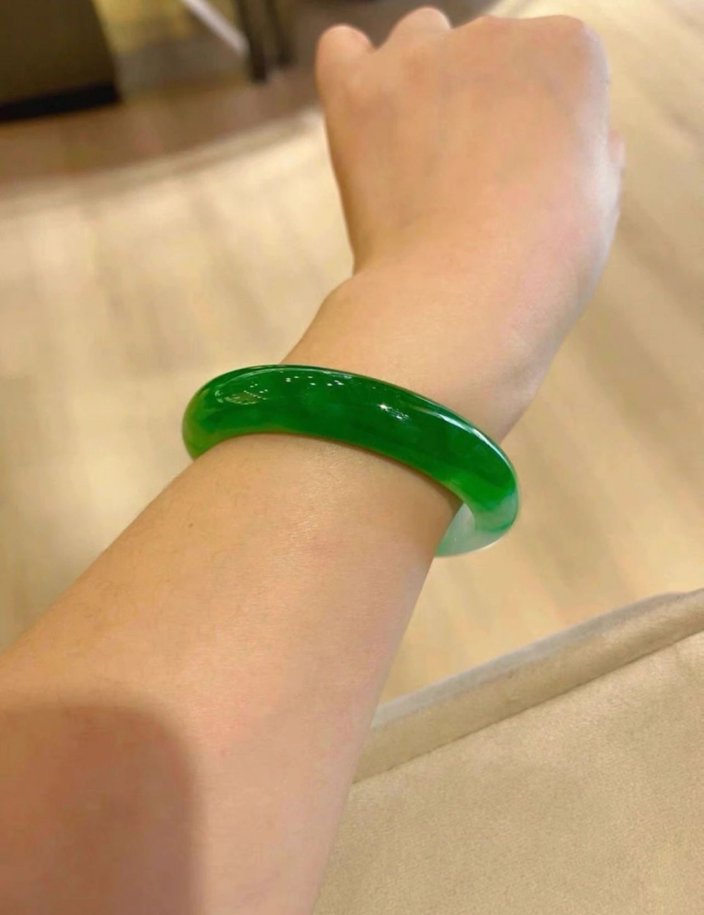 大捡漏阳绿翡翠手镯正圈肉质细腻,一抹辣阳绿很惊艳,色泽纯正干净细腻