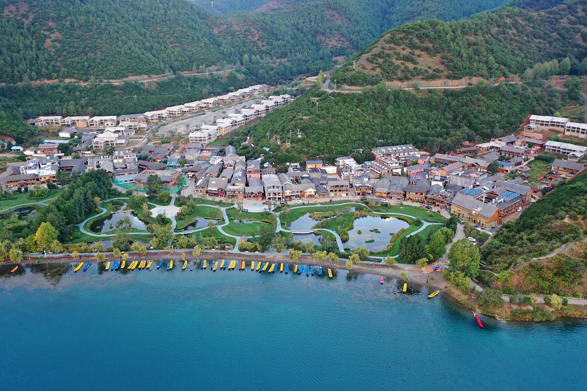 航拍视角下的云南泸沽湖里格村,东西南三面环水,形成了以里格半岛为