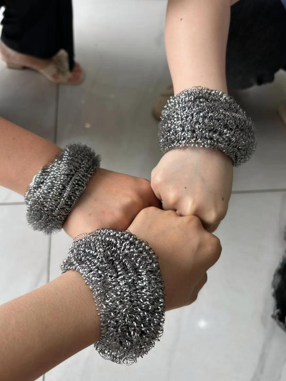 这个新款钢丝球手镯人民币多少钱?八万买钢丝球得找多大的地方放它