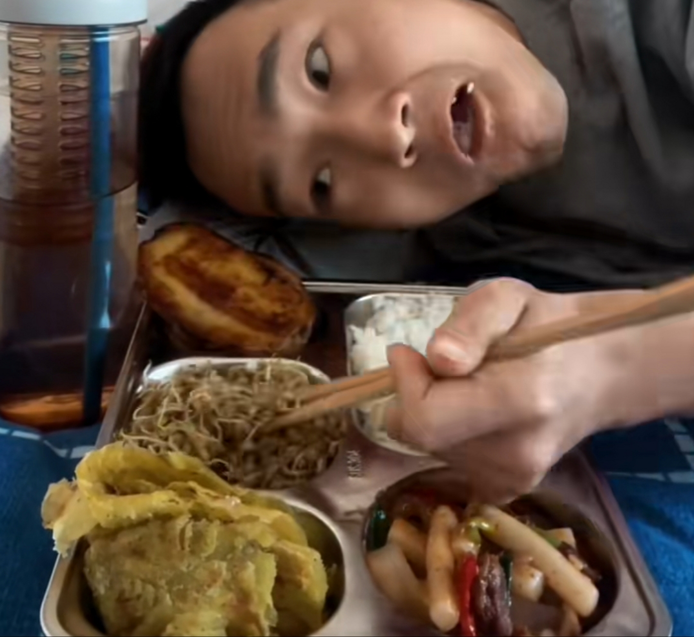 男子患脑瘫只能躺着吃饭,遭到网友恶意评论.