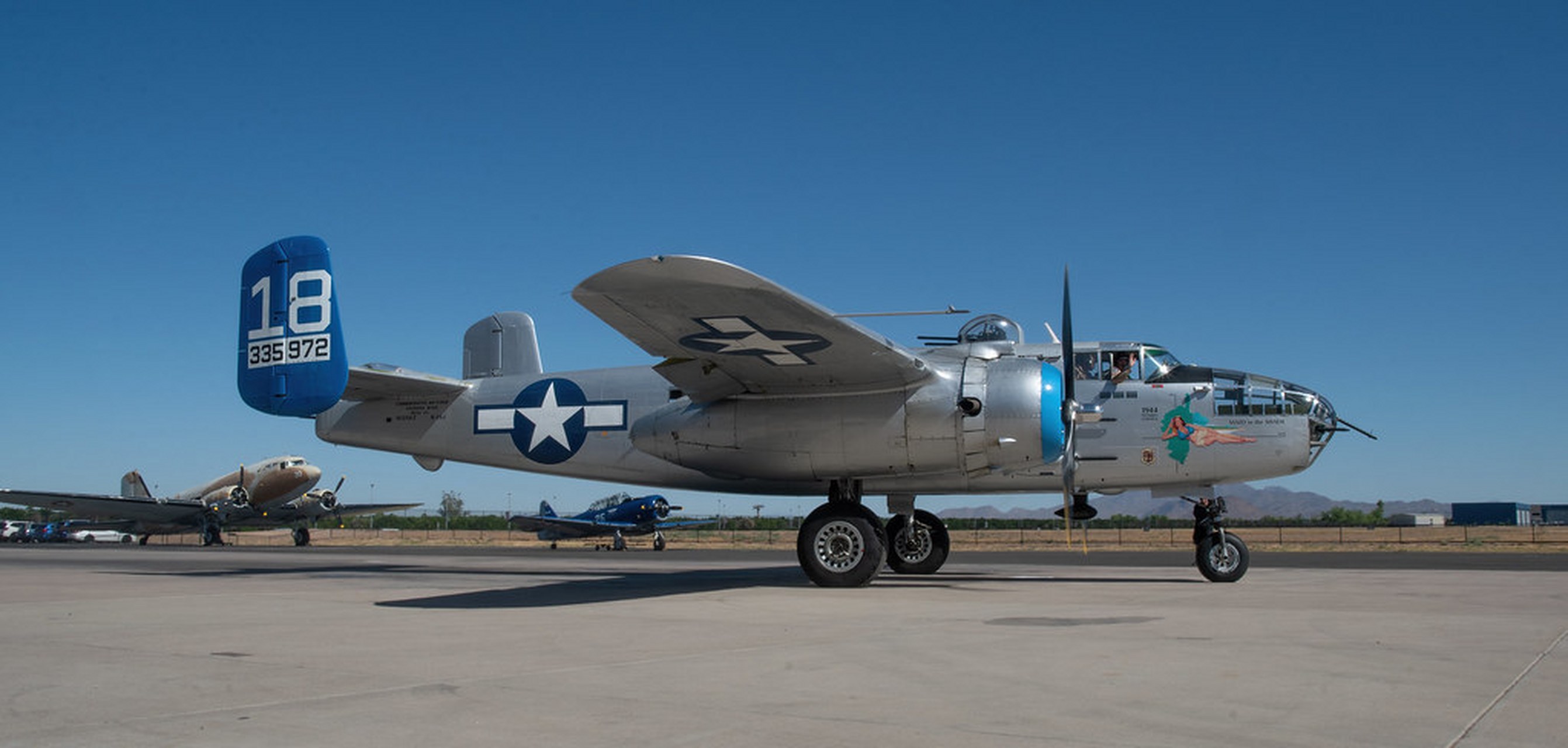 亚利桑那州梅萨2023年5月25日b25米切尔轰炸机地面试车后起飞.