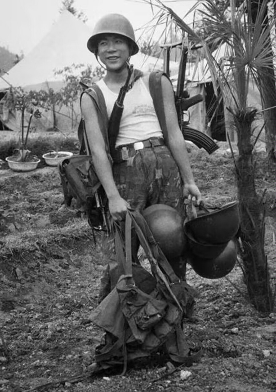 1988年老山前线"65402行动"前的照片,两位我们的战士行动开始前在国旗