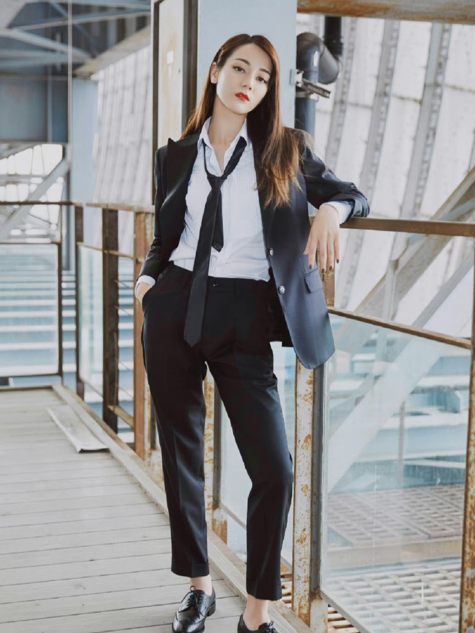 迪丽热巴帅气西装写真,男女通吃