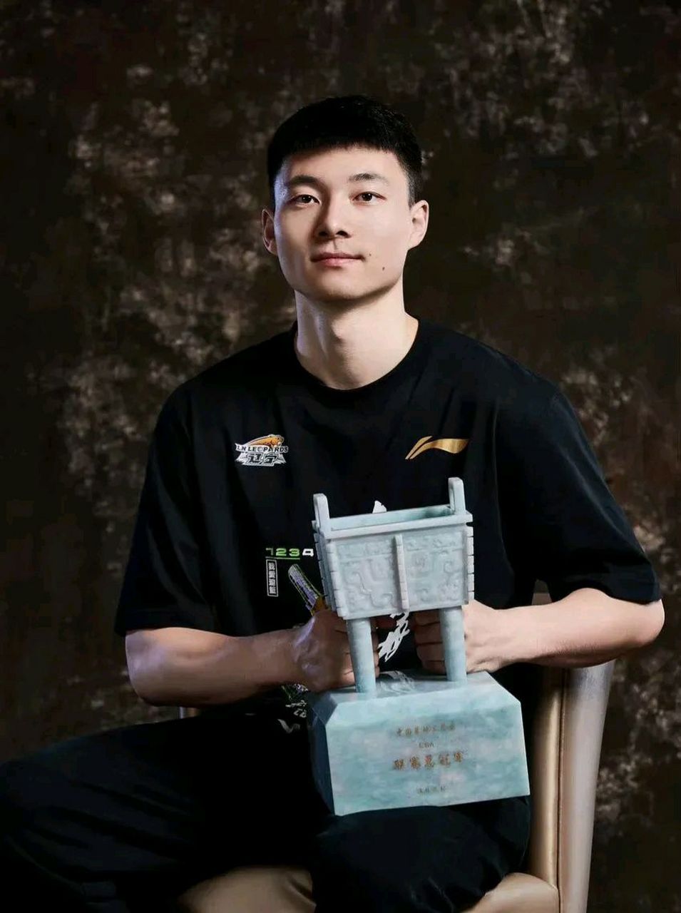 辽宁男篮冠军写真照放出,赵继伟三冠王手握三个奖杯成为最大赢家,付豪