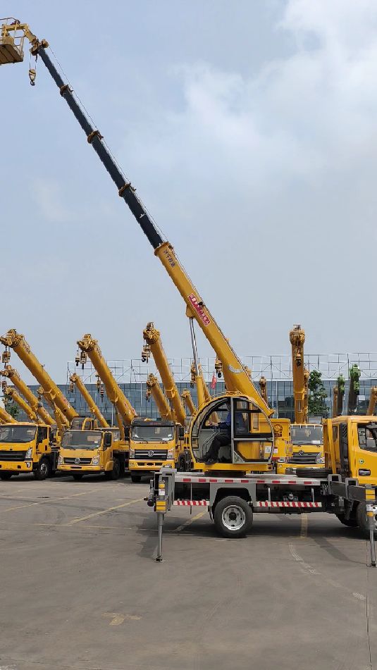 蓝牌汽车吊,u型臂,5节单板,加装360度旋转吊篮-度小视